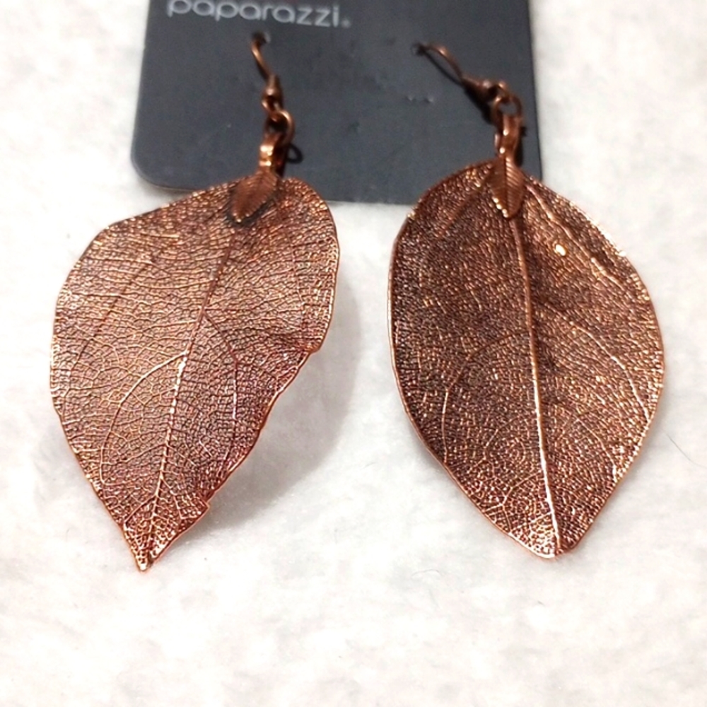 💐This is a pair of Brown lightweight metal leaf Earrings💐